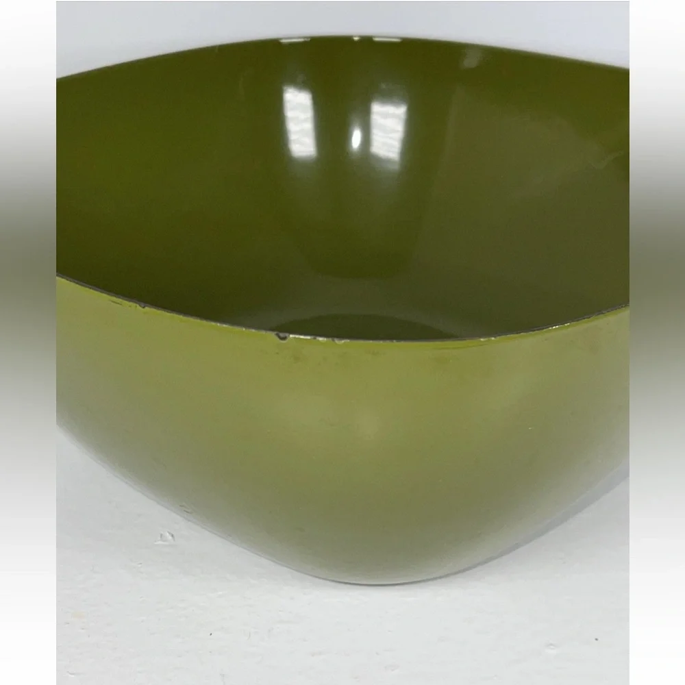 CATHRINEHOLM 1960s avocado green enamel salad bowl mid century kitchen 9.75”wide